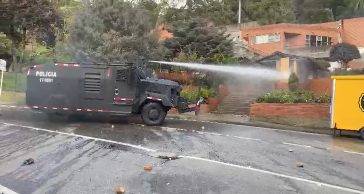A ESTA HORA: Enfrentamientos entre estudiantes de la Universidad Distrital y la Policía Mientras que la capital se estaban llevando a cabo las protestas en contra del aumento del precio de la gasolina, en la sede de la Facultad de Medio Ambiente de la Universidad Distrital ubicada a la altura de la Calle 5 con Carrera 15 se llevó a cabo un enfrentamiento entre estudiantes y agentes de la Unidad de Diálogo y Mantenimiento del Orden Undmo, anteriormente conocido como Esmad.