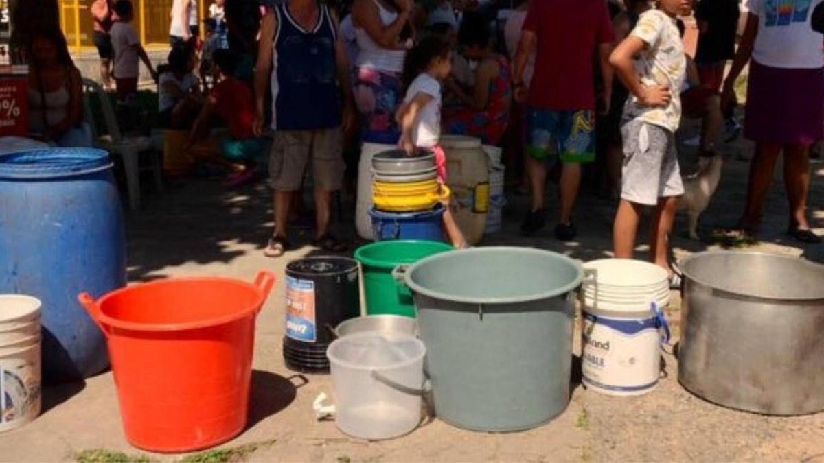 Aliste los baldes para los cortes de agua de este jueves 1 Aliste los baldes para los cortes de agua de este jueves Debido a obras de reparación y mantenimiento de las redes de distribución de agua en algunos sectores de la ciudad y para garantizar el suministro continuo a toda la ciudadanía, la Empresa de Acueducto y Alcantarillado de Bogotá (EEAB), suspenderá temporalmente el servicio en diferentes puntos.