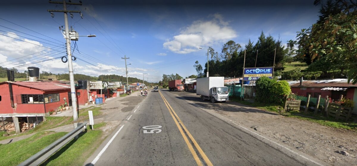 Sicariato dentro de bus en Cundinamarca La desconcertante escena sucedió la tarde de este viernes pasadas las 3 de la tarde en la vía Facatativá – Albán, en un bus intermunicipal que salió de Bogotá con destino a Barranquilla. El largo viaje, de unas 15 horas, no llevaba más de 120 minutos de recorrido cuando los viajeros vieron cómo un sujeto se levantó de su silla, sacó un arma de fuego y le disparó en la cabeza a uno de los pasajeros. Poco le importó al asesino la cantidad de testigos que pudieron haberlo identificado y una vez se aseguró de haber causado el daño suficiente para que su víctima muriera, se bajó del bus y escapó junto a un cómplice que lo esperaba. 