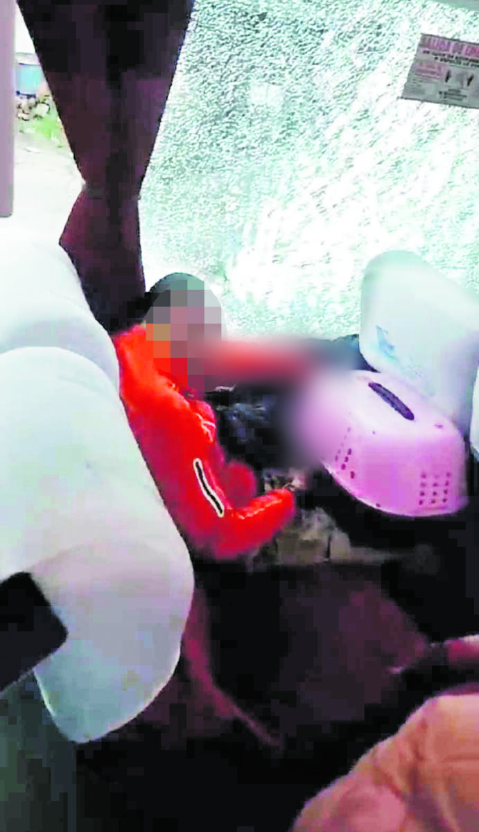Sicariato dentro de bus en Cundinamarca La desconcertante escena sucedió la tarde de este viernes pasadas las 3 de la tarde en la vía Facatativá – Albán, en un bus intermunicipal que salió de Bogotá con destino a Barranquilla. El largo viaje, de unas 15 horas, no llevaba más de 120 minutos de recorrido cuando los viajeros vieron cómo un sujeto se levantó de su silla, sacó un arma de fuego y le disparó en la cabeza a uno de los pasajeros. Poco le importó al asesino la cantidad de testigos que pudieron haberlo identificado y una vez se aseguró de haber causado el daño suficiente para que su víctima muriera, se bajó del bus y escapó junto a un cómplice que lo esperaba. 