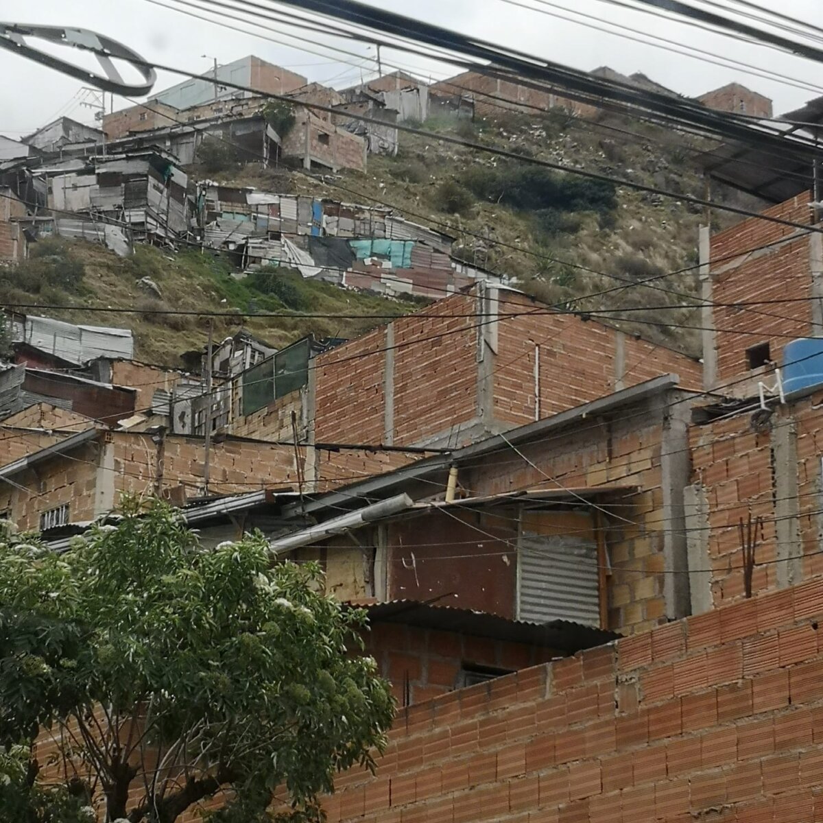 Brutal asesinato en invasión de Soacha 1 Brutal asesinato en invasión de Soacha En horas de la madrugada de este lunes, la muerte de un joven en la invasión Corinto en el vecino municipio de Soacha causó gran conmoción entre los residentes del sector.