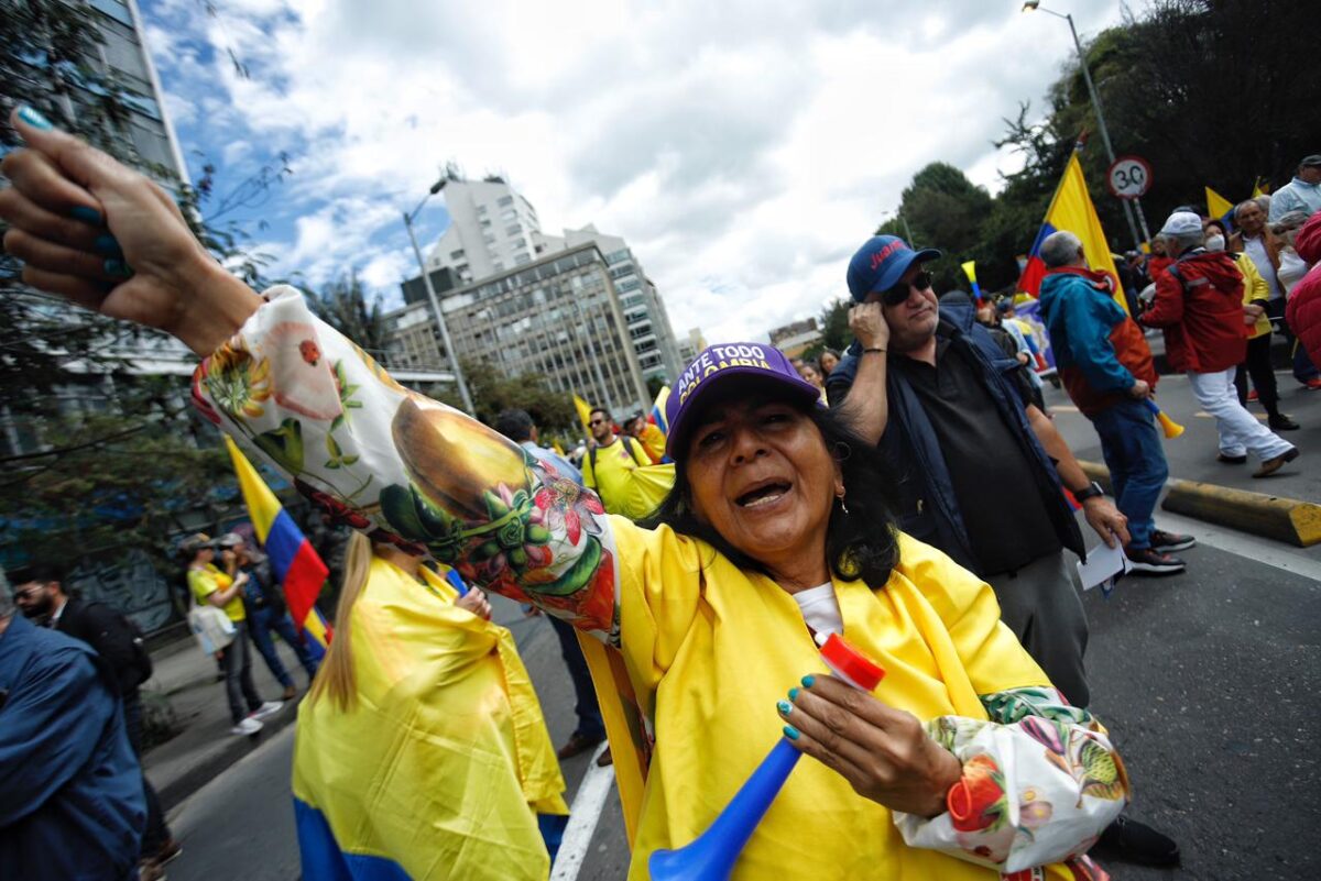 Así avanzan las marchas en contra del Gobierno Nacional en Bogotá 2 Así avanzan las marchas en contra del Gobierno Nacional en Bogotá Este miércoles fue convocada una nueva jornada de marchas en contra de la gestión realizada por el Gobierno Nacional, las manifestaciones buscan mostrar el completo rechazo que se tiene frente a la administración del presidente Gustavo Petro.