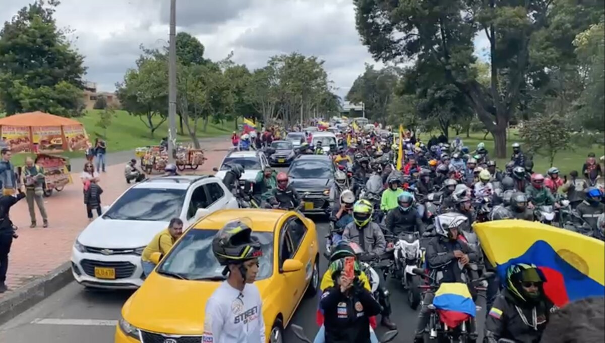 Así avanzan las protestas contra el alza de la gasolina 1 Así avanzan las protestas contra el alza de la gasolina Para este lunes 28 de agosto se convocó una gran marcha nacional en rechazo del aumento constante de la gasolina dispuesto por el gobierno del presidente Gustavo Petro, pues para agosto el precio subió 600 pesos, situación que afectó gravemente el bolsillo de transportadores de carga y operadores de buses.