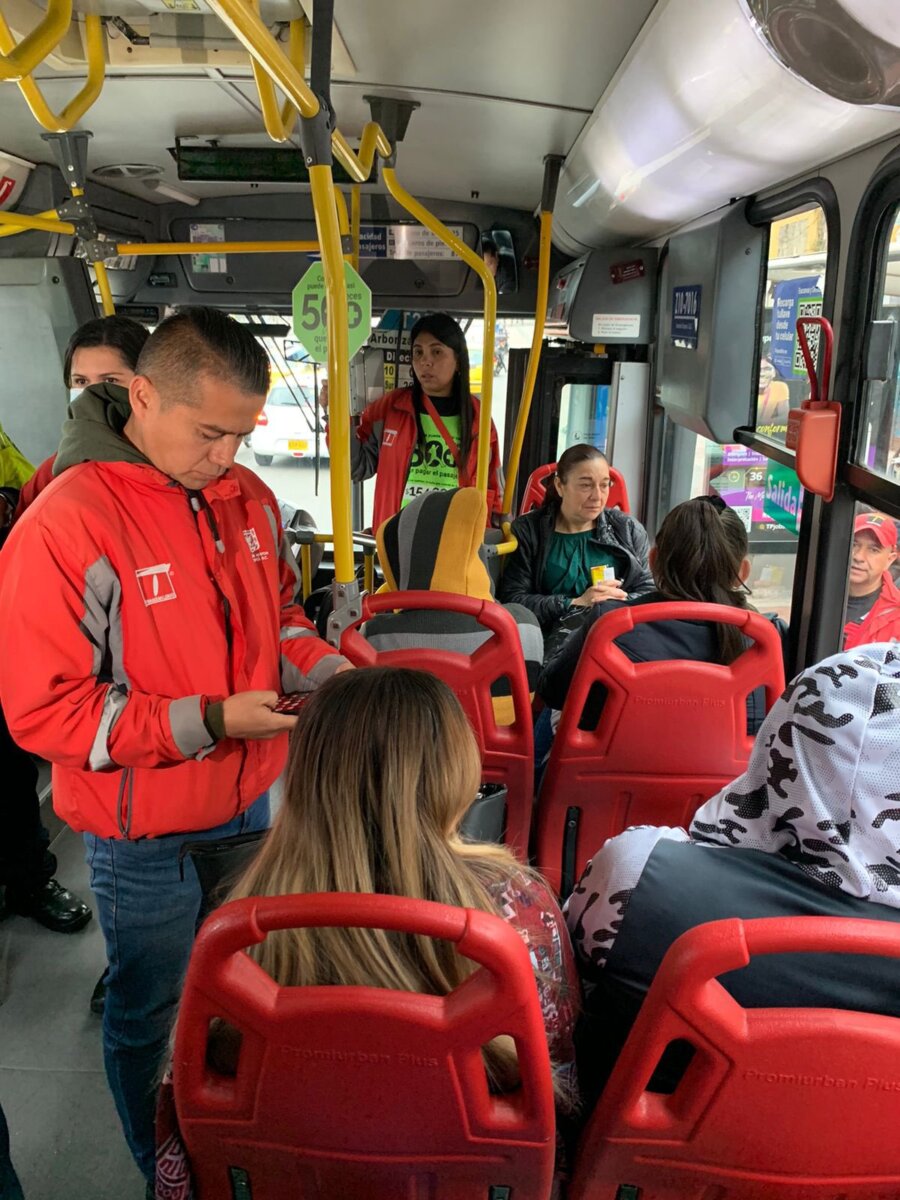 Hombre perdió la pierna tras intentar colarse en TransMilenio 2 Hombre perdió la pierna tras intentar colarse en TransMilenio Durante la tarde de este miércoles, un hombre perdió parte de su pierna izquierda tras intentar colarse en la estación Fucha de TransMilenio ubicada en la localidad de Antonio Nariño, pues cayó al suelo y terminó siendo arrollado por un articulado. El accidente ocurrió pasadas las 2:00 p.m.