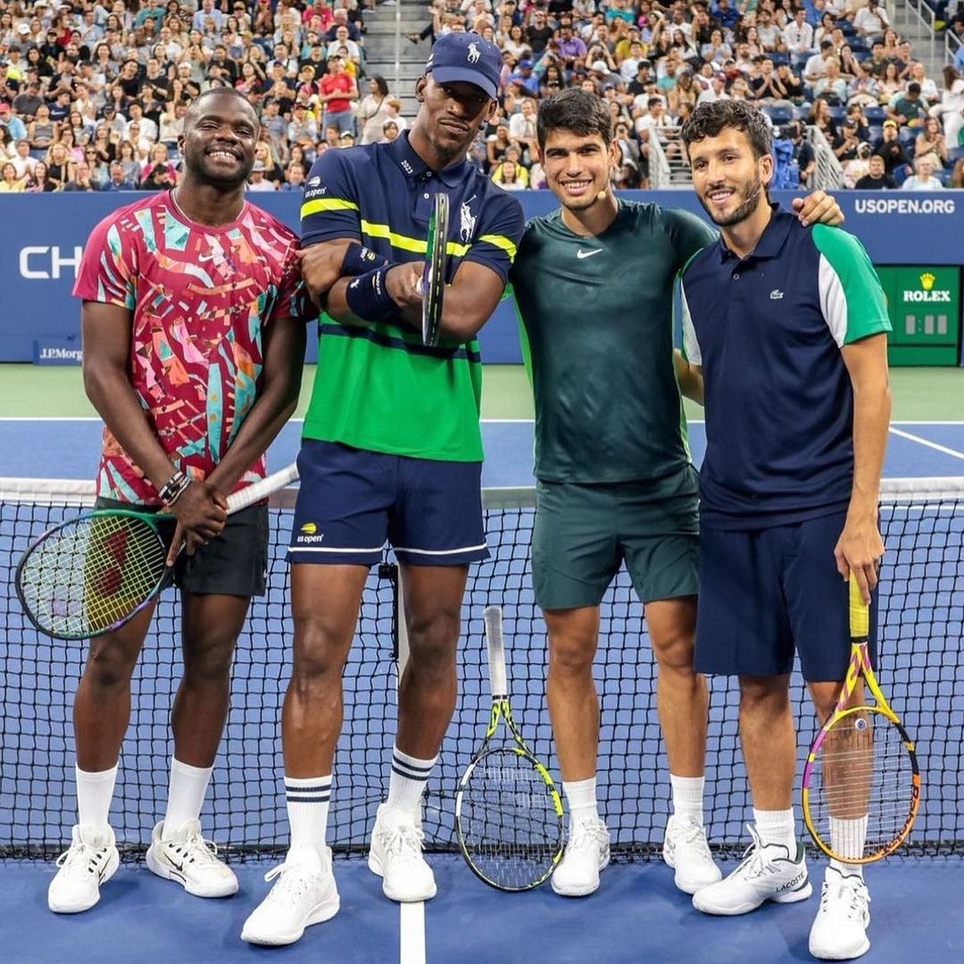 Así fue el debut de Sebastián Yatra en el tenis junto a Carlos Alcaraz Sebastián Yatra se caracteriza por ser un gran deportista. Aunque muchos lo relacionan con el fútbol, su deporte favorito y el cual ha practicado toda su vida, el cantante de Traicionera ha demostrado que no le va mal en otras disciplinas como el tenis. 