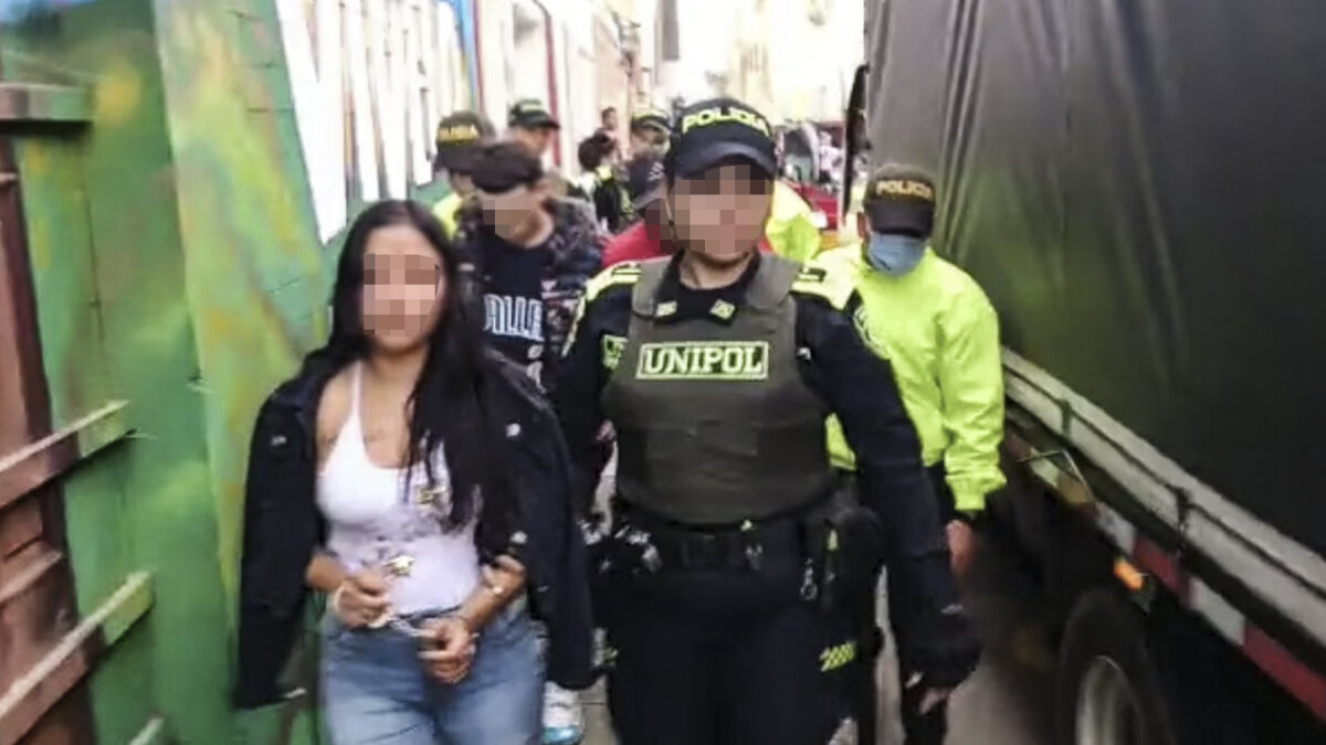 Operativo contra la delincuencia deja 12 capturas en Soacha 2 Operativo contra la delincuencia deja 12 capturas en Soacha En las últimas horas, la Policía de Soacha logró la captura de 12 delincuentes por diferentes delitos en el municipio.
