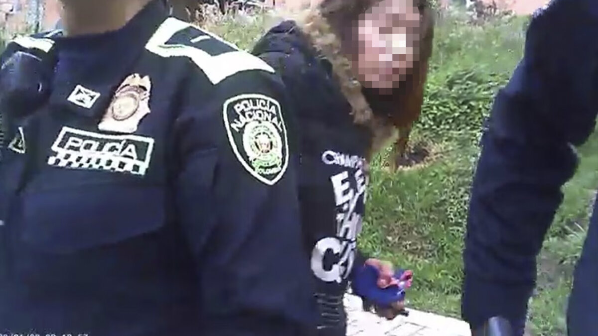 Así pillaron a un agente encubierto los duros de una peligrosa banda de Rafael Uribe La vida de un agente encubierto corrió peligro en el momento en que una de las integrantes de una peligrosa red de Rafael Uribe lo descubrió. La aterradora escena quedó registrada en un video.