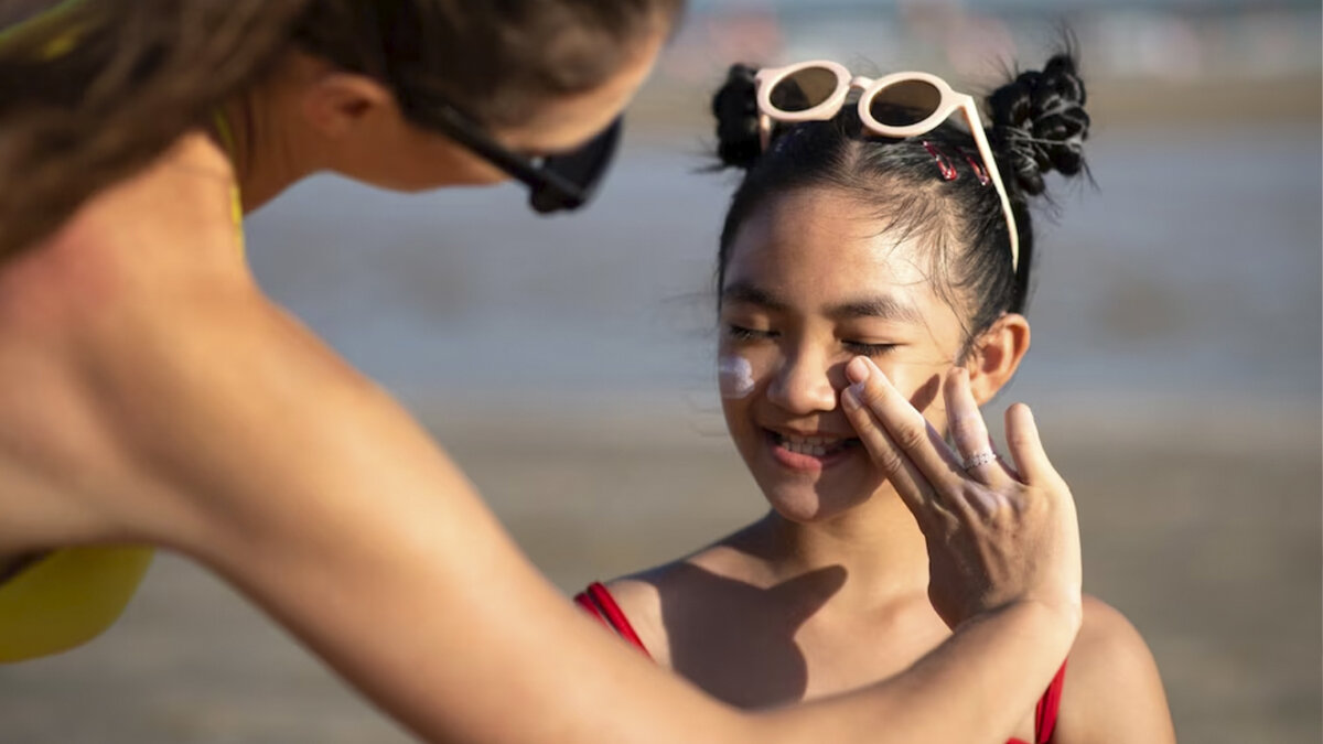 Así puede proteger a su hijo de una enfermedad causada por el sol La psoriasis es una enfermedad inflamatoria crónica de la piel, que se caracteriza por la proliferación exagerada de células de la piel como respuesta a la activación del sistema en regiones cutáneas focales, derivando en una erupción con manchas rojas y escamosas que pican.