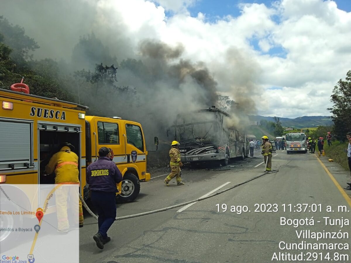 Así quedó bus que se incendió en la vía Bogotá-Boyacá Un bus intermunicipal que transitaba por la vía Bogotá-Boyacá terminó calcinado luego de que se produjera un grave incendio que terminó consumiendo el 70% del vehículo afiliado a la empresa Concorde y que se dirigía al municipio de Sogamoso.
