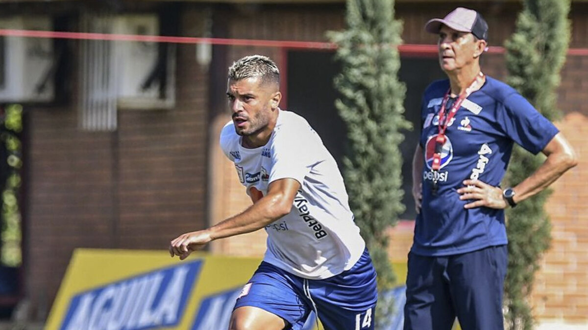 Atacaron a bala a un futbolista de un equipo grande de Colombia La camioneta de Iago Falque, jugador del América de Cali, fue baleada en la noche de este viernes 18 de agosto luego de que el futbolista saliera de la sede de entrenamiento del club en Cascajal.