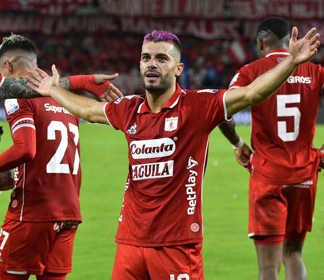 Atacaron a bala a un futbolista de un equipo grande de Colombia 1 Atacaron a bala a un futbolista de un equipo grande de Colombia La camioneta de Iago Falque, jugador del América de Cali, fue baleada en la noche de este viernes 18 de agosto luego de que el futbolista saliera de la sede de entrenamiento del club en Cascajal.