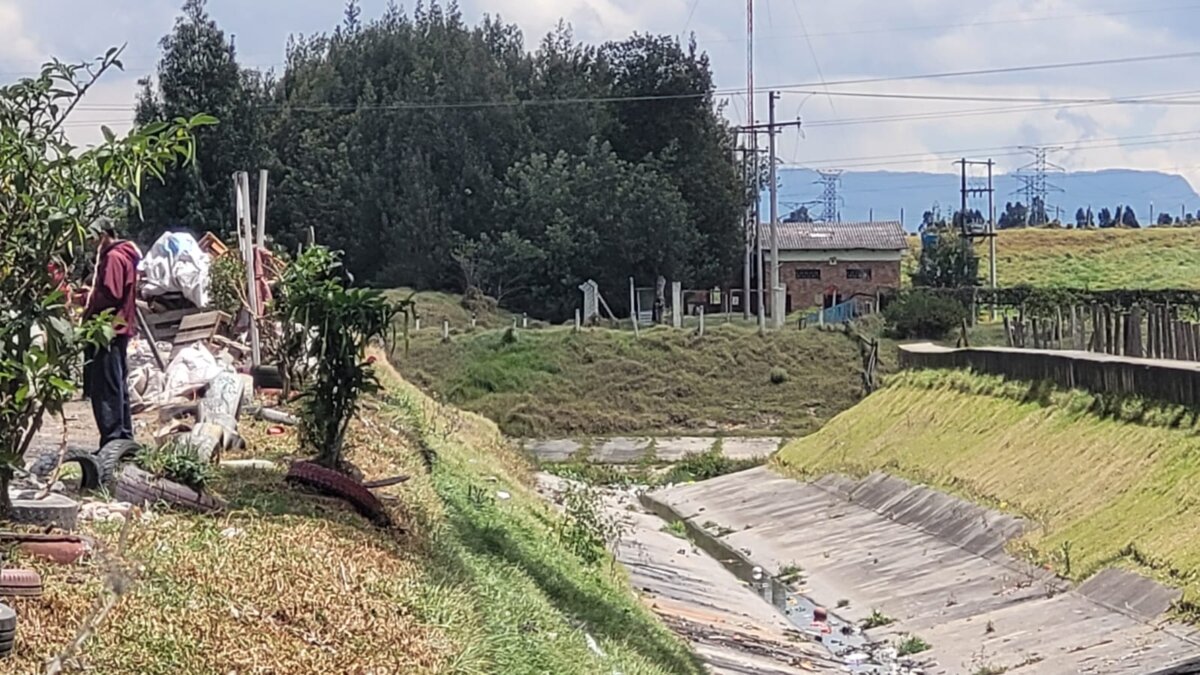 ¡Aterrador! Hallan un cuerpo en Kennedy Vecinos del barrio Las Palmas, del sector de Kennedy, hallaron el cuerpo de un hombre con evidentes signos de violencia y tortura.