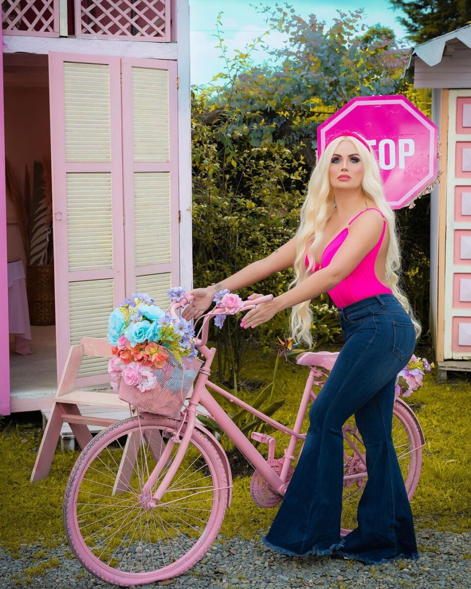 Barbie a la colombiana La fiebre que ha causado la película ‘Barbie’ a nivel mundial ha sido tal, que hasta nuestra farándula nacional se animó a publicar en sus redes sociales fotos y videos luciendo como la famosa muñeca de Mattel. Estas son algunas de las famosas que se robaron todas las miradas.