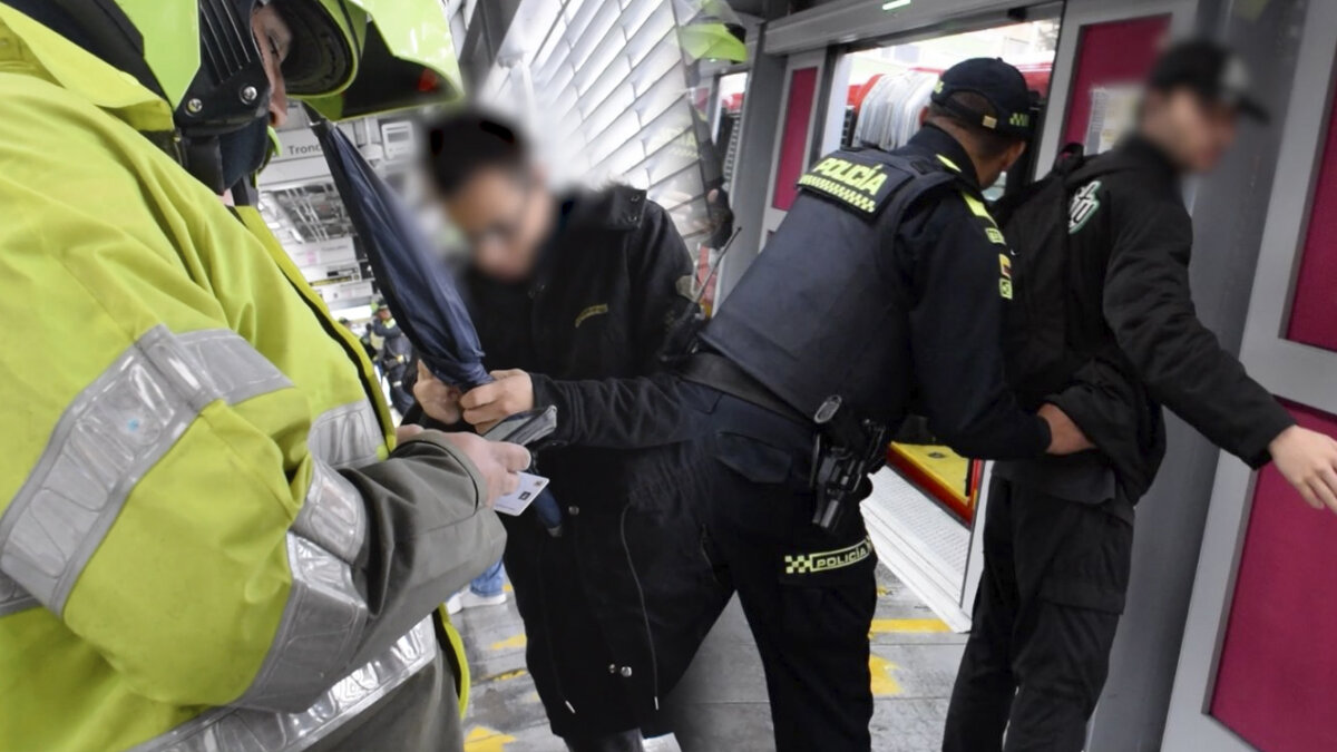 Bogotá está firme con la seguridad de los universitarios Con el inicio del segundo semestre académico en las universidades de la capital, también llega el aumento de la inseguridad en las estaciones de TransMilenio cercanas a los centros educativos, ya que los amigos de lo ajeno esperan a los universitarios para hurtarle sus pertenencias en estos lugares.