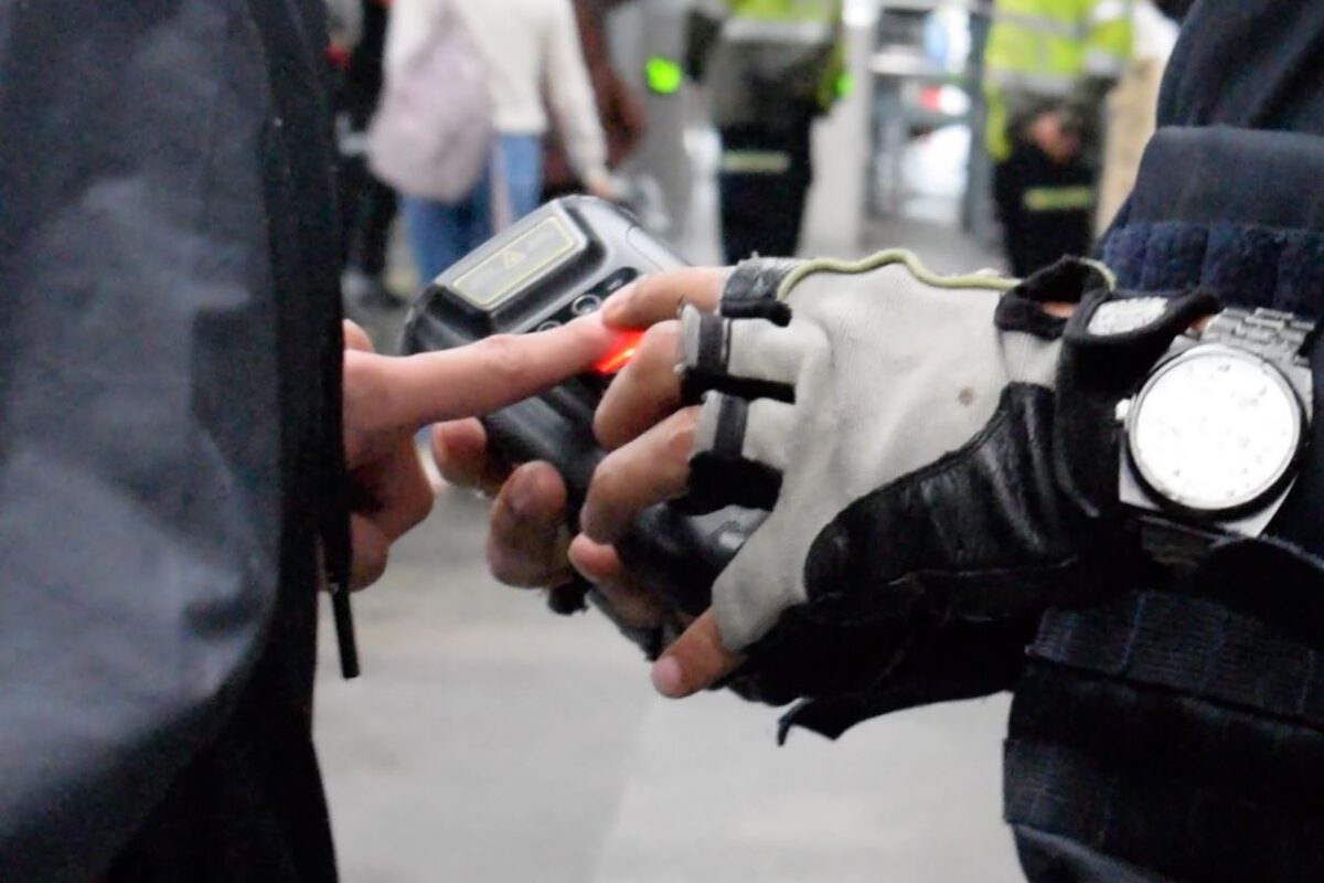 Bogotá está firme con la seguridad de los universitarios Con el inicio del segundo semestre académico en las universidades de la capital, también llega el aumento de la inseguridad en las estaciones de TransMilenio cercanas a los centros educativos, ya que los amigos de lo ajeno esperan a los universitarios para hurtarle sus pertenencias en estos lugares.
