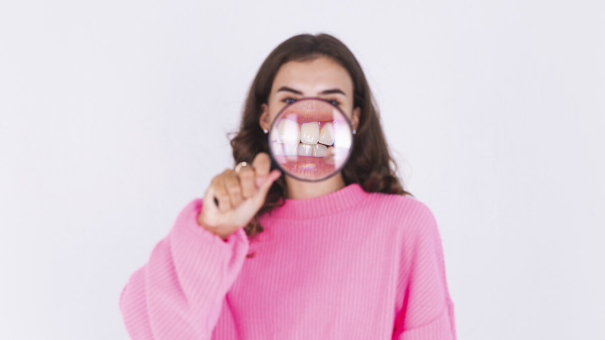 Bruxismo, el transtorno de apretar los dientes ¿Le duele la mandíbula? ¿Tiene sensibilidad dental y no sabe por qué? ¿Lo agotan los dolores de cabeza?  ¿Le rechinan los dientes? Pues podría estar sufriendo de bruxismo, un trastorno silencioso que no es fácil de detectar o diagnosticar.