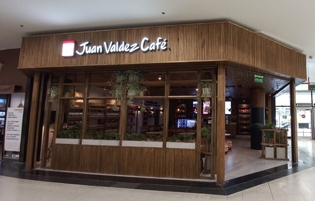 Juan Valdez lanzó dos bebidas hechas por inteligencia artificial La marca de café Juan Valdez, anunció el lanzamiento de dos nuevas bebidas hechas a partir de inteligencia artificial, se trata de un nevado de moca con aguacate bañado en salsa de chocolate y un late de lavanda con sirope de vainilla y mora.
