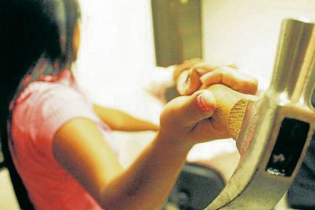 Mujer que le dio un martillazo a su hija asegura que fue en defensa propia Al parecer la mujer de 22 años es consumidora de drogas e intentó agredir a su progenitora, de 36 años, porque le dijo que le diera comida a sus 2 niños.