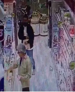 Capturan a 5 ladrones de farmacias en Usaquén 1 Capturan a 5 ladrones de farmacias en Usaquén Capturan a tres hombres y dos mujeres de nacionalidad extranjera que venían cometiendo robos en locales comerciales de Usaquén.