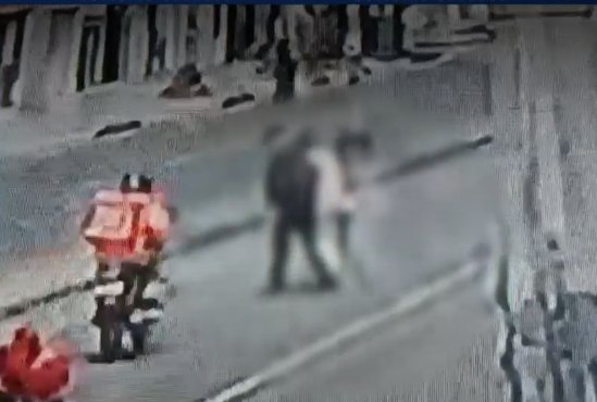EN VIDEO: Pareja de abuelitos fueron arrollados por motociclista en Engativá En video quedó registrado el momento en el que una pareja de abuelitos es arrollada por un motociclista que termina huyendo. Los abuelos se encuentran en grave estado de salud.