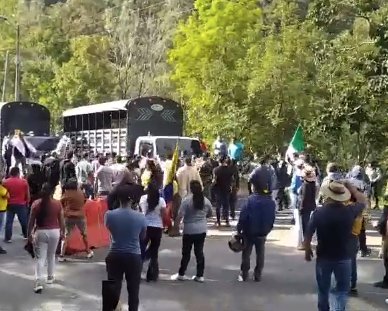 Camión arrolló a un abuelo que se encontraba manifestando en la vía al Llano Un camión pasó por encima de las personas que se encontraban manifestando en la vía al Llano.