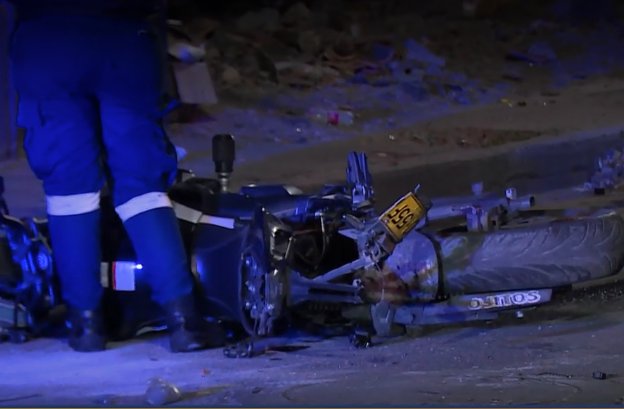 Motociclista cayó de un puente en Kennedy 1 Motociclista cayó de un puente en Kennedy Un motociclista cayó desde el puente de la Av. Primero de Mayo, en Kennedy. El conductor se encuentra en grave estado de salud por las heridas que sufrió.