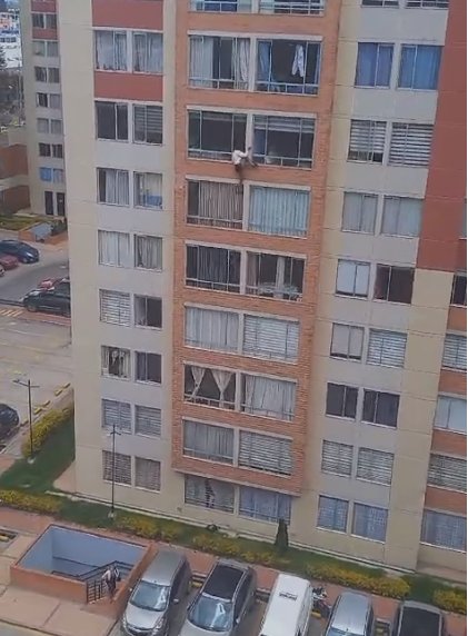 Una mujer se lanzó de un edificio en pleno temblor en Ciudad Bolívar 1 Una mujer se lanzó de un edificio en pleno temblor en Ciudad Bolívar En medio del temblor una mujer sufrió un ataque de pánico y se lanzó de un séptimo piso en Ciudad Bolívar.