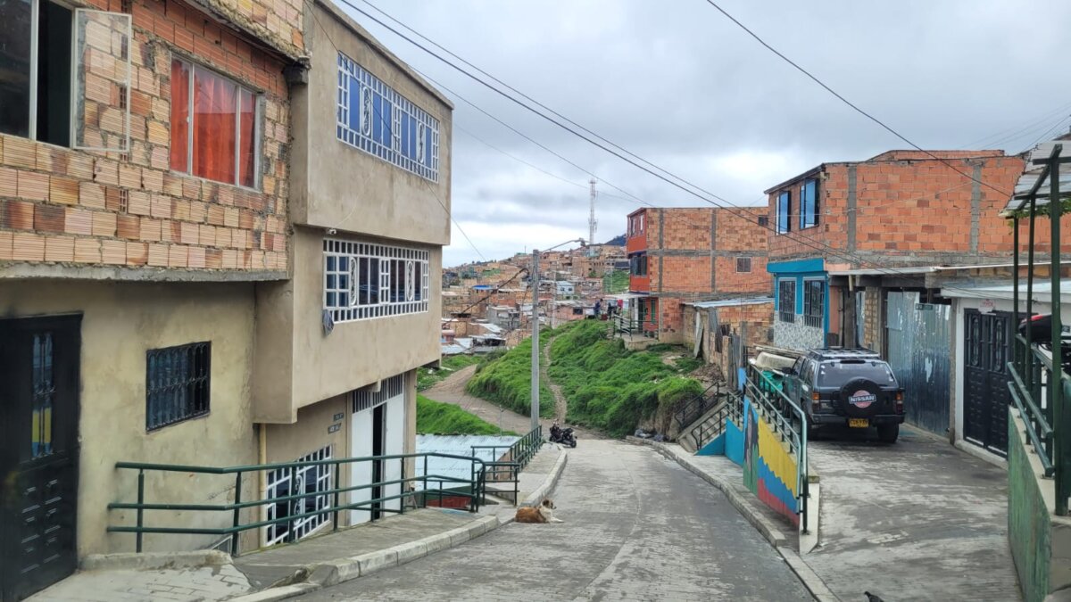 Capturan a un hombre por asesinar a su pareja en Usme 1 Capturan a un hombre por asesinar a su pareja en Usme Capturan a un hombre por ser el principal sospechoso del crimen de su pareja sentimental, en el sector de Villa Anita, en Usme.