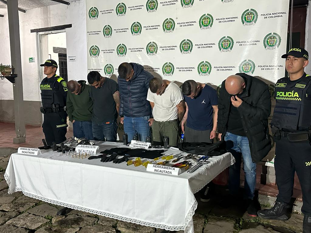 Capturan a banda de apartamenteros en Cundinamarca En las últimas horas la Policía de Cundinamarca dio un duro golpe a la delincuencia: capturaron a seis hombres quienes, presuntamente, se dedicaban a hurtar en conjuntos residenciales en el municipio de Chía.