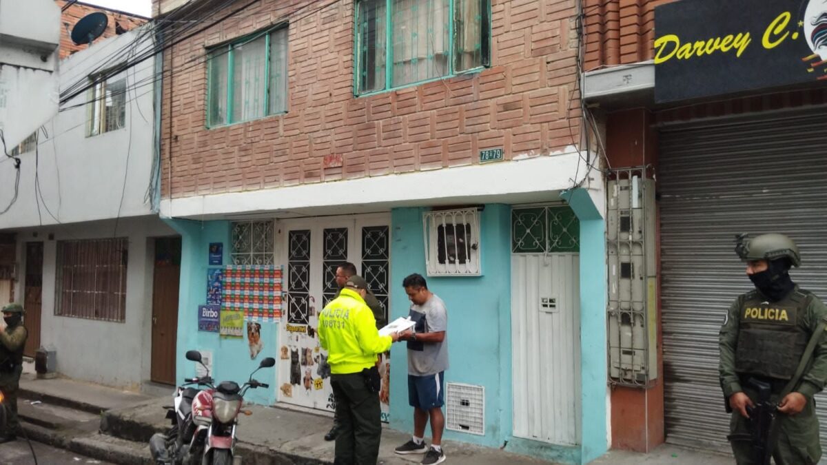 Capturan en Bogotá a dos hermanos que son requeridos por la DEA La Policía Nacional informó la captura de tres sujetos que integraban una organización dedicada al narcotráfico que en el año 2019 intentó enviar a los Estados Unidos un total de 1.200 kilográmos de cocaína en un avión que fue interceptado en San Andrés. Los narcotraficantes se encuentran requeridos por la Corte este de Texas (Estados Unidos).
