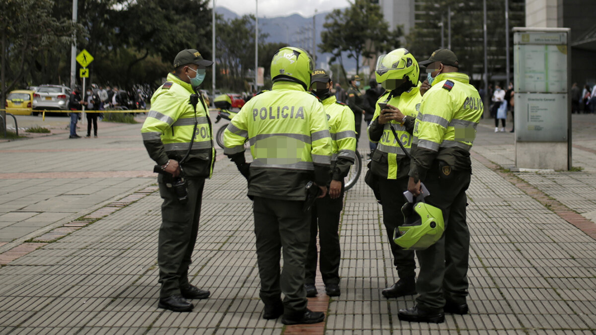 Capturaron a 4 policías implicados en las chuzadas a exempleada de Laura Sarabia 1 Capturaron a 4 policías implicados en las chuzadas a exempleada de Laura Sarabia La Fiscalía General de la Nación informó la captura de cuatro uniformados de la Policía y un civil queestán involucrados con el caso de la exjefa del gabinete presidencial Laura Sarabia por el escándalo de las chuzadas contra sus extrabajadoras Marelbys Meza y Fabiola Pereira.