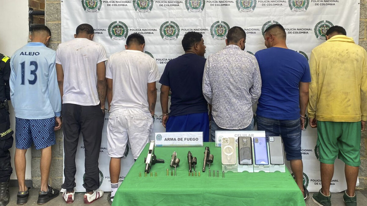 Capturaron a siete bandidos armados hasta los dientes en Engativá La Policía Metropolitana de Bogotá informó este viernes la captura de siete sujetos que acababan de atracar a tres personas en la localidad de Engativá.