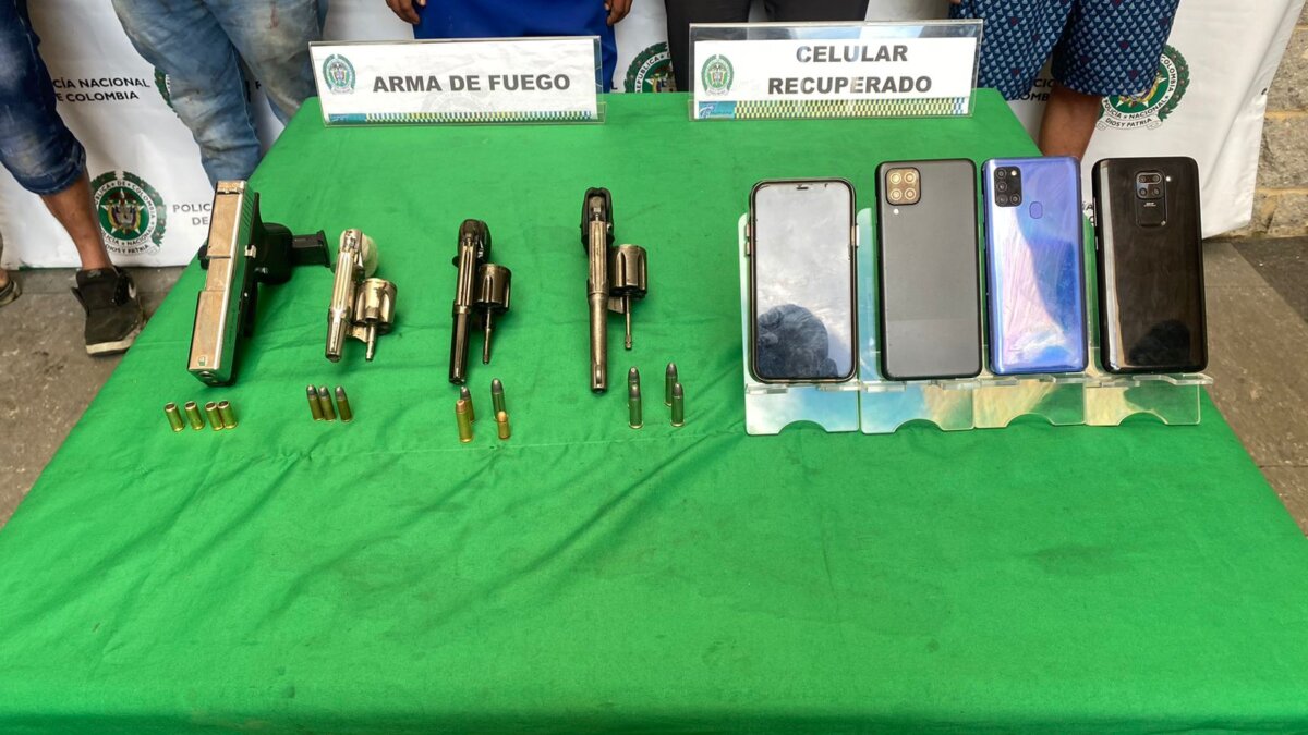 Capturaron a siete bandidos armados hasta los dientes en Engativá 1 Capturaron a siete bandidos armados hasta los dientes en Engativá La Policía Metropolitana de Bogotá informó este viernes la captura de siete sujetos que acababan de atracar a tres personas en la localidad de Engativá.