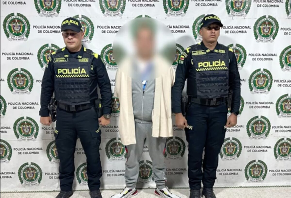 Capturaron en Soacha ladrón de joyas buscado a nivel internacional La Policía Metropolitana de Soacha informó la captura de un delincuente buscado a nivel internacional relacionado con el hurto de unas joyas de gran valor, ocurrido en San Petersburgo, Rusia. Por el hecho se emitió una circular roja de la Interpol en contra de este sujeto.