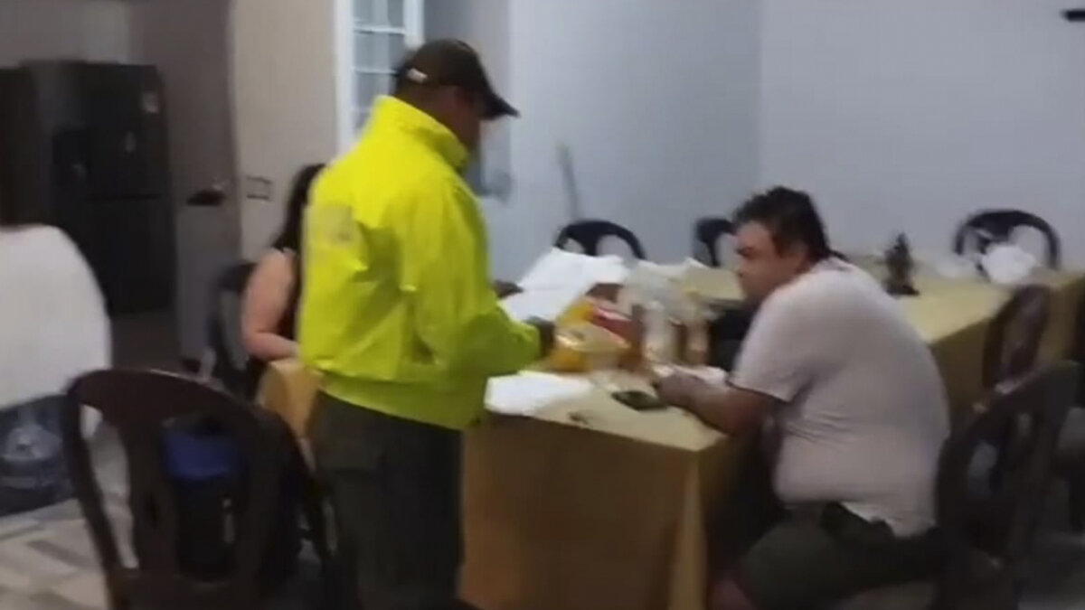 Capturan en Bogotá a dos hermanos que son requeridos por la DEA La Policía Nacional informó la captura de tres sujetos que integraban una organización dedicada al narcotráfico que en el año 2019 intentó enviar a los Estados Unidos un total de 1.200 kilográmos de cocaína en un avión que fue interceptado en San Andrés. Los narcotraficantes se encuentran requeridos por la Corte este de Texas (Estados Unidos).