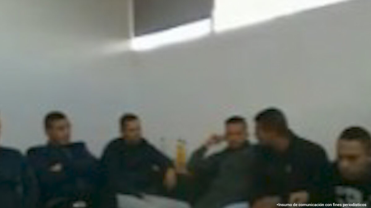 Cárcel para 7 policías señalados de extorsionar a pillos en Ciudad Bolívar Siete policías que presuntamente exigían diversas sumas de dinero para dejar en libertad y no poner a disposición de la Fiscalía a los traficantes de estupefacientes de los barrios Compartir y Lucero, fueron enviados a la cárcel.