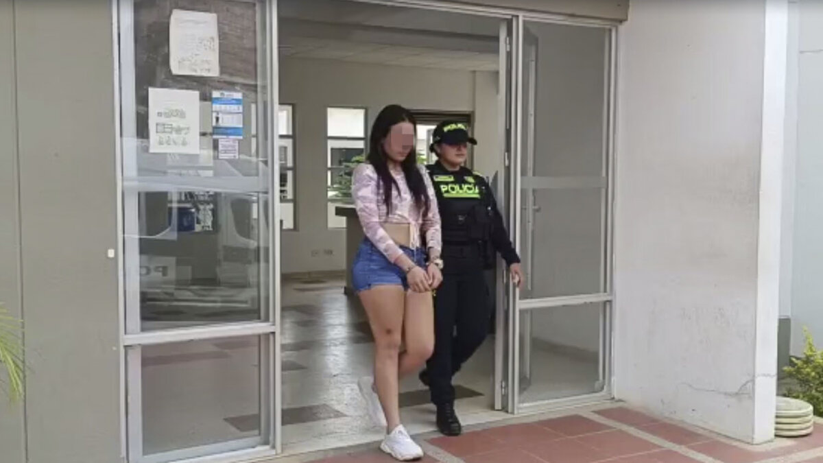 Cárcel para mujer que mandó matar a un hombre por tocarle la cola 1 Cárcel para mujer que mandó matar a un hombre por tocarle la cola Una joven mujer de tan solo 22 años fue enviada a la cárcel en las últimas horas, acusada de haber, presuntamente, mandado a asesinar a un hombre de 50 años que se habría sobrepasado con ella a principios de 2023 en la ciudad de Bucaramanga, Santander.