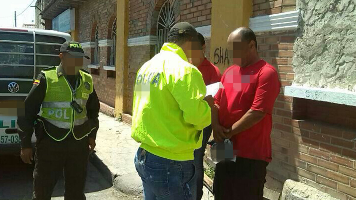Capturan a dos cobradores 'gota a gota' que extorsionaban a sus víctimas en Tunjuelito 2 Capturan a dos cobradores 'gota a gota' que extorsionaban a sus víctimas en Tunjuelito El Gaula de la Policía logró la captura de dos sujetos que se dedicaba al cobro 'gota a gota' y que extorsionaban a sus víctimas a pesar de ya haber pagado la totalidad de la deuda, en el barrio Fátima, de Tunjuelito.