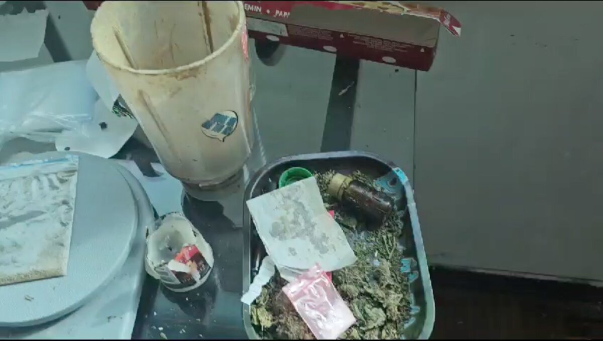 Cayó alias 'El Piolo', señalado de comercializar droga en Engativá Gracias a la denuncia de la comunidad del sector de Álamos, en la localidad de Engativá, fue posible que las autoridades lograran captura a alias 'El Piolo' quien, al parecer, se dedicaba a la venta de estupefacientes en esa zona.