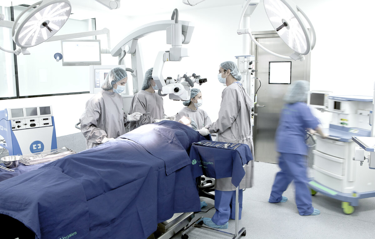 ChatGPT les echa una mano a los médicos 1 ChatGPT les echa una mano a los médicos ChatGPT ha sido noticia desde el día en que fue lanzado al mercado, y es que la inteligencia es capaz de traducir textos, escribirlos, crear páginas web e incluso predecir enfermedades, esto último causó dudas en el ámbito científico porque temían que al ser consultado recibiera un mal diagnóstico. Sin embargo, esa duda quedó parcialmente despejada, pues un estudio comprobó que ChatGPT puede diagnosticar con un 72% de asertividad. En Q’HUBO le contamos qué dice el estudio.
