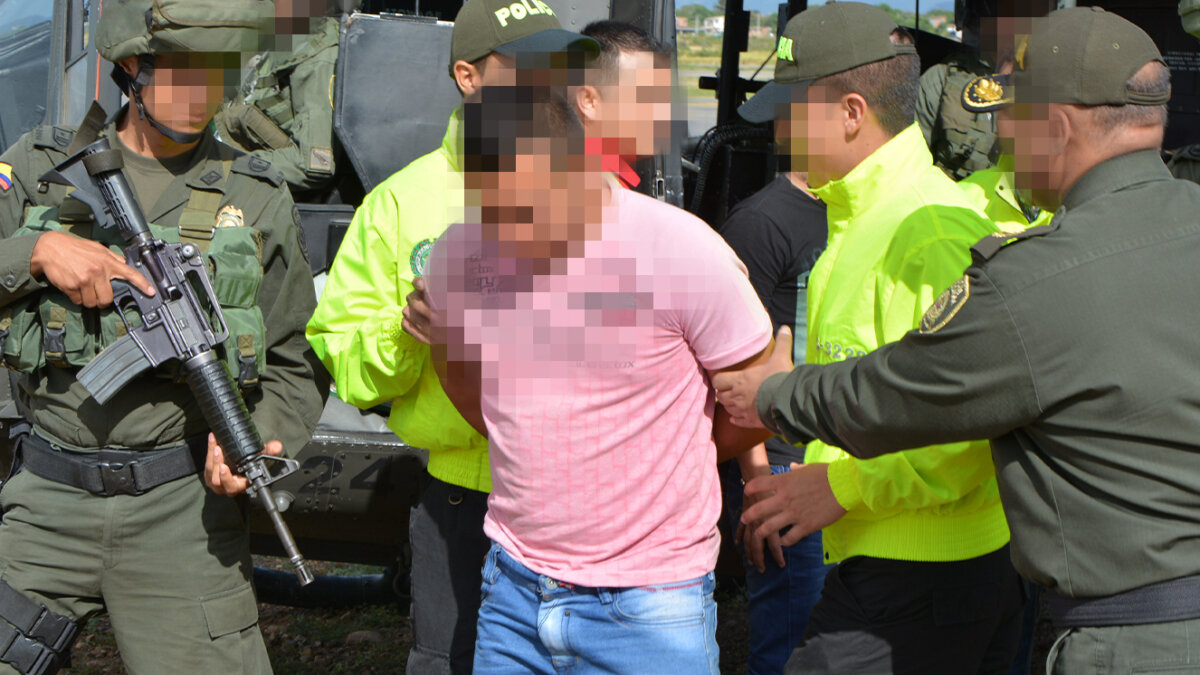 Condenan a dos coroneles por inducir a estudiantes de la Policía a prostituirse Aunque muchas personas creían que el aberrante caso de prostitución dentro de la Policía conocido como 'La Comunidad del Anillo' había quedado atrás, al día de hoy todavía se encuentran en proceso algunas de las investigaciones en contra de algunos uniformados involucrados en este escándalo.