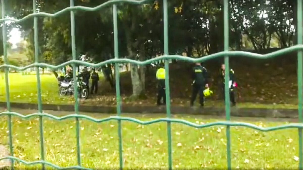 Conmoción por el hallazgo de un cuerpo en el parque Simón Bolívar La comunidad encontró el cuerpo de un hombre al interior del parque Simón Bolívar.