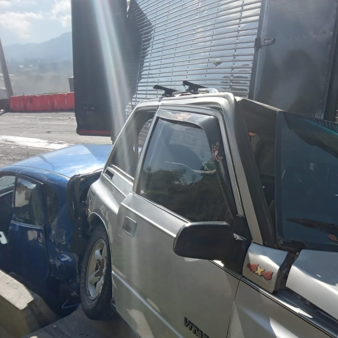 Aparatoso accidente entre furgón y 4 carros particulares en la vía Bogotá-Girardot 1 Aparatoso accidente entre furgón y 4 carros particulares en la vía Bogotá-Girardot