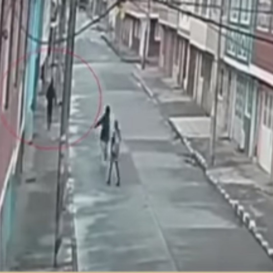 EN VIDEO: Estudiante enfrentó a ladrón y evitó robo en Fontibón En video quedó registrado el momento en el que una estudiante enfrenta a un ladrón para evitar que le robe el celular. El hecho se registró en el barrio Atahualpa, en Fontibón.