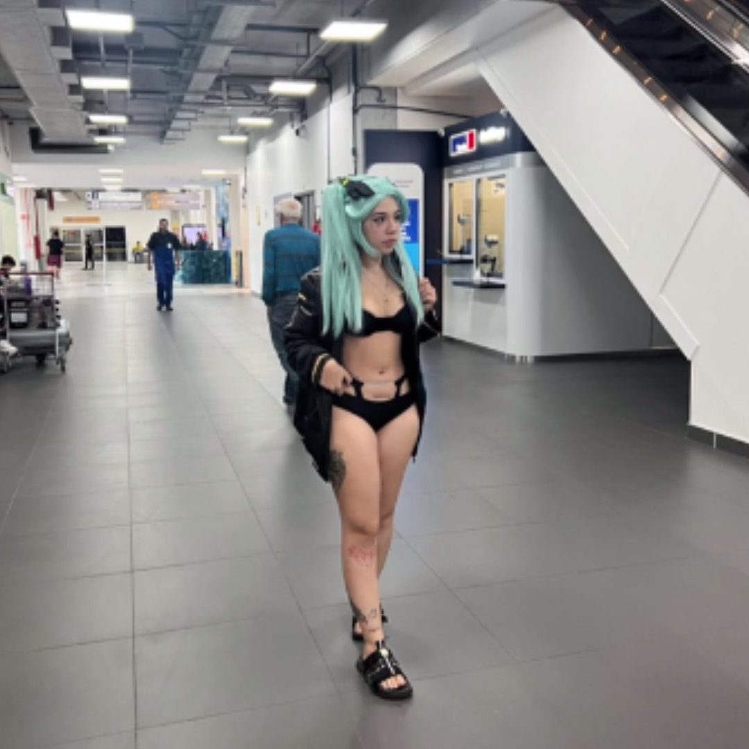 Polémica por influencer que fue al aeropuerto flojita de ropa
