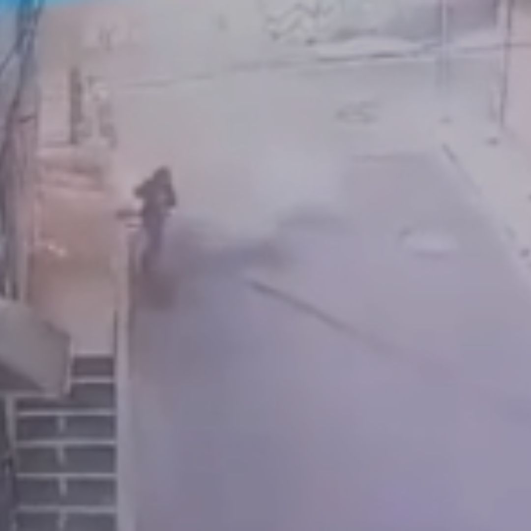 Joven murió electrocutado mientras robaba un cable en San Cristóbal Un joven de aproximadamente 25 años de edad murió electrocutado mientras se intentaba robar un cable en el barrio La Península de la localidad de San Cristóbal, el hecho quedó registrado por una cámara de seguridad del sector en el que se puede ver la fuerte descarga eléctrica que le terminó quitando la vida al hombre.