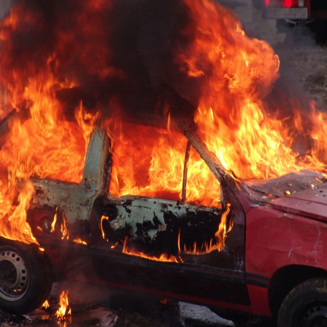 Cinco carros incinerados por voraz incendio en parqueadero de Tunjuelito 1 Cinco carros incinerados por voraz incendio en parqueadero de Tunjuelito
