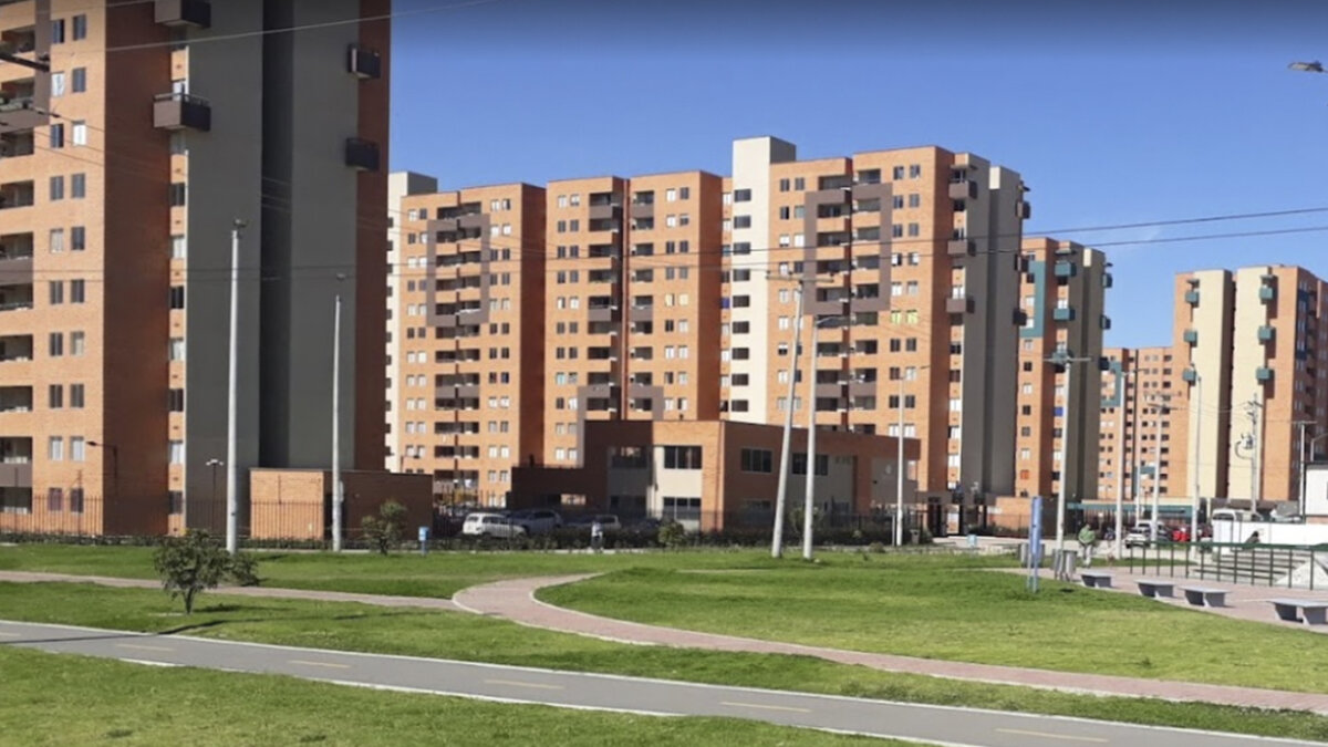 Crimen a bala en sector residencial de Madrid La noche de este jueves el parque de un concurrido sector residencial del municipio de Madrid (Cundinamarca) fue convertido por un par de delincuentes en una lamentable escena de muerte, luego de que balearan a un sujeto con el que, al parecer, discutían momento antes de que la sangre y la violencia se apoderaran de la situación. Gracias a varios vecinos del sector y a varios testigos del asesinato, los dos sujetos señalados como responsables fueron capturados en flagrancias por las autoridades. ¿Qué pasó? Les contamos.