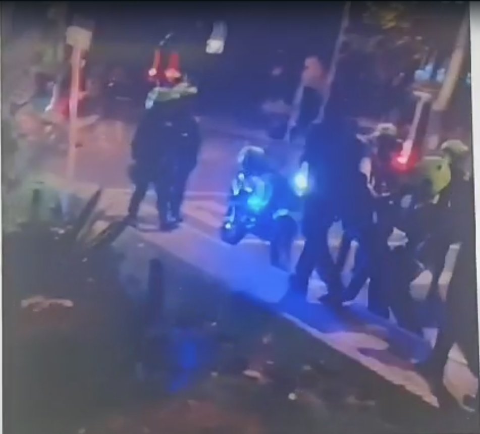 Denuncian agresión de policías contra un adulto mayor y un joven en Chapinero 3 Denuncian agresión de policías contra un adulto mayor y un joven en Chapinero Por medio de redes sociales se conoció un presunto caso de abuso policial registrado a las afueras de la universidad Javeriana.