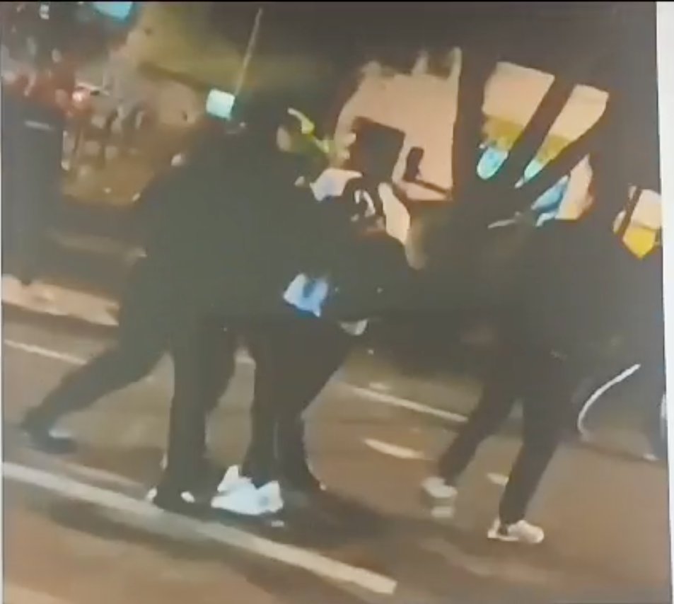 Denuncian agresión de policías contra un adulto mayor y un joven en Chapinero 2 Denuncian agresión de policías contra un adulto mayor y un joven en Chapinero Por medio de redes sociales se conoció un presunto caso de abuso policial registrado a las afueras de la universidad Javeriana.